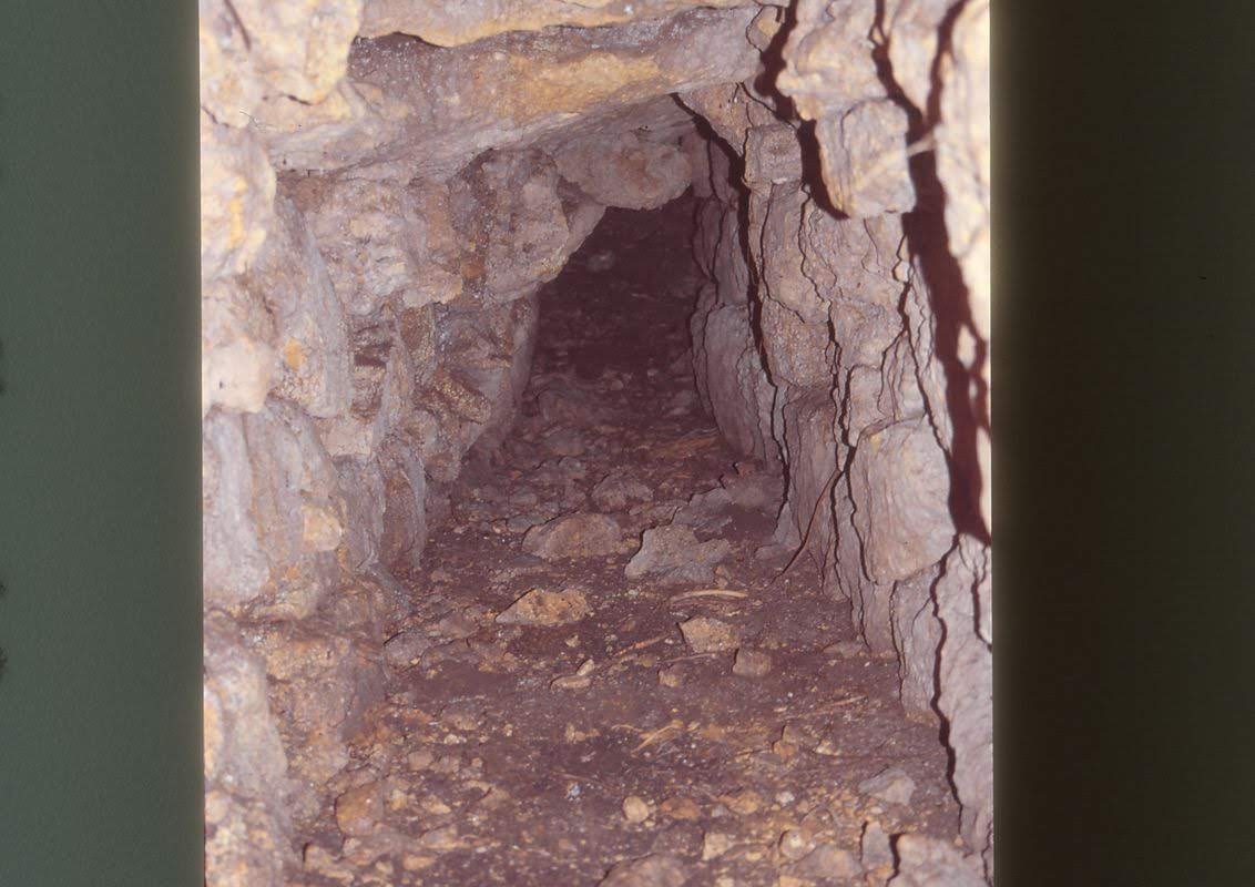 Mayatunnel til gravkammer.jpg